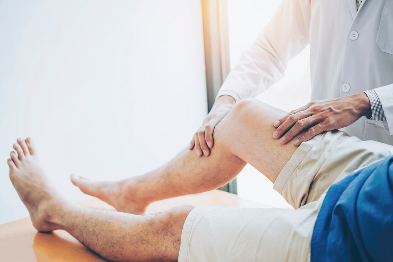 Orthopedic Doctor consulting with patient Knee problems Physical therapy